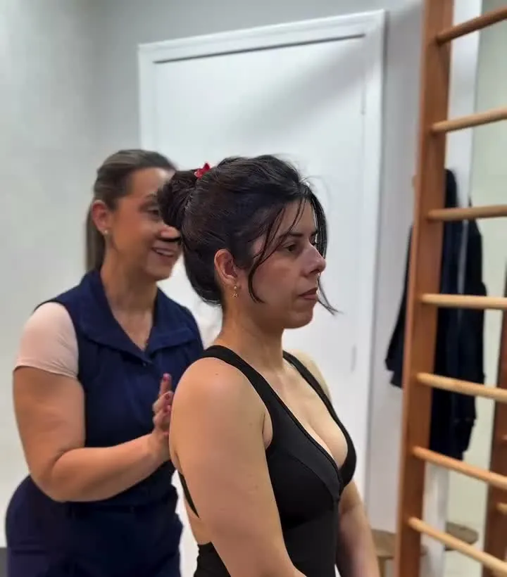 Dra. Andréia conduzindo a avaliação postural de uma paciente