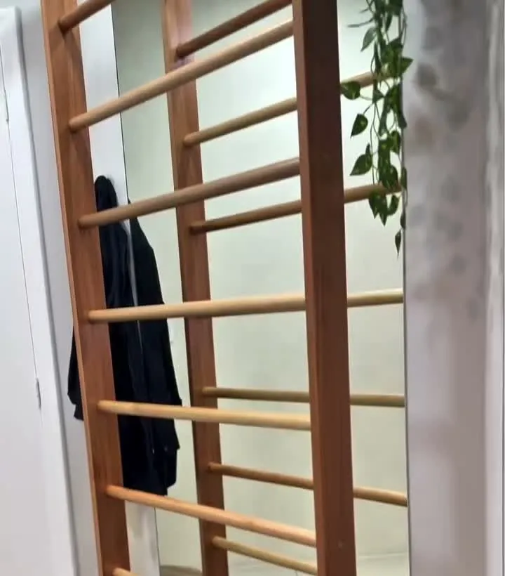 Espaldar da sala de atendimento
