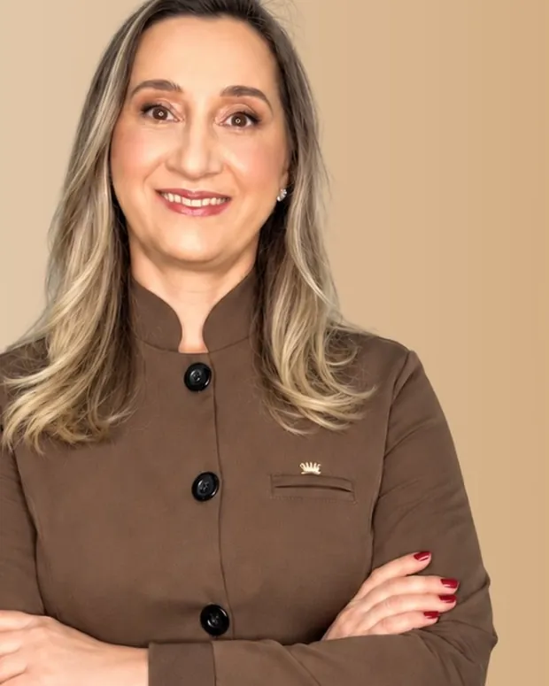 Dra. Andréia Rorato Alcântara, fisioterapeuta, de jaleco